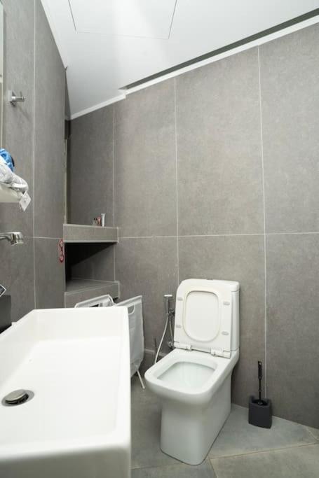 Homey Renovated 1 Bedroom Apartment In Kesariani Athena Bagian luar foto